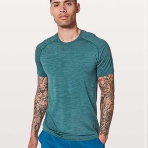 Lululemon men’s metal vent tech short sleeved shirt - size medium